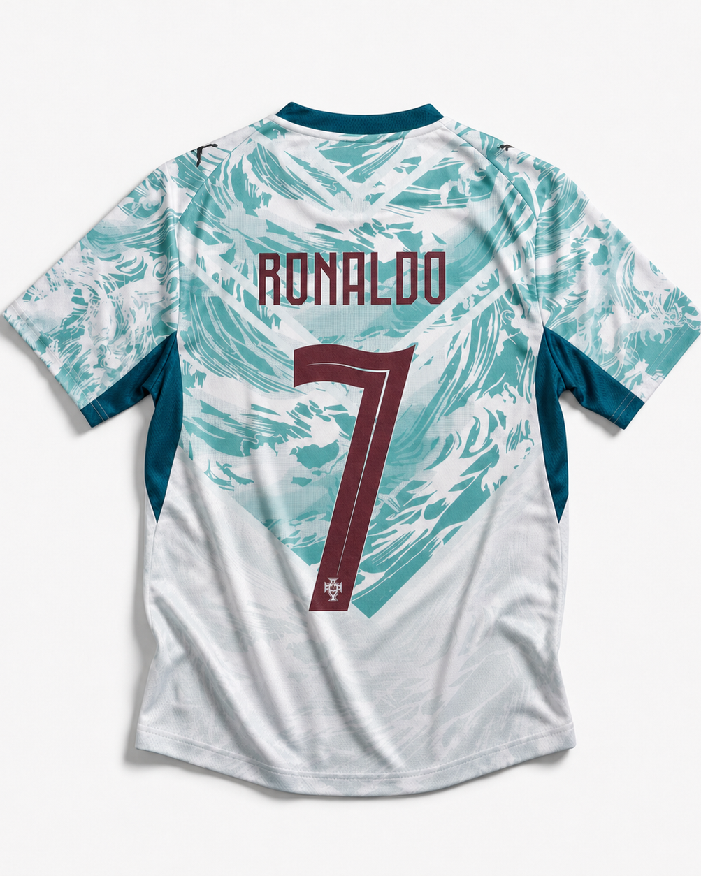 Fronte della maglia away del Portogallo 2026 bianca con pattern grafico azzurro ispirato alle azulejos e stemma centrale