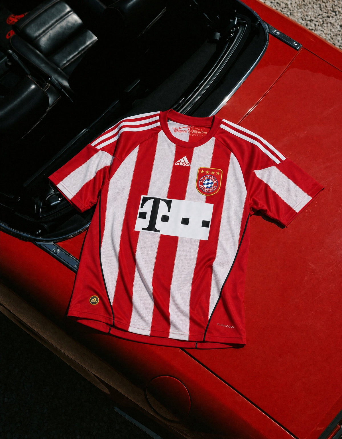Fronte maglia Bayern Monaco Home 2010/11 a strisce verticali bianche e rosse con colletto girocollo.