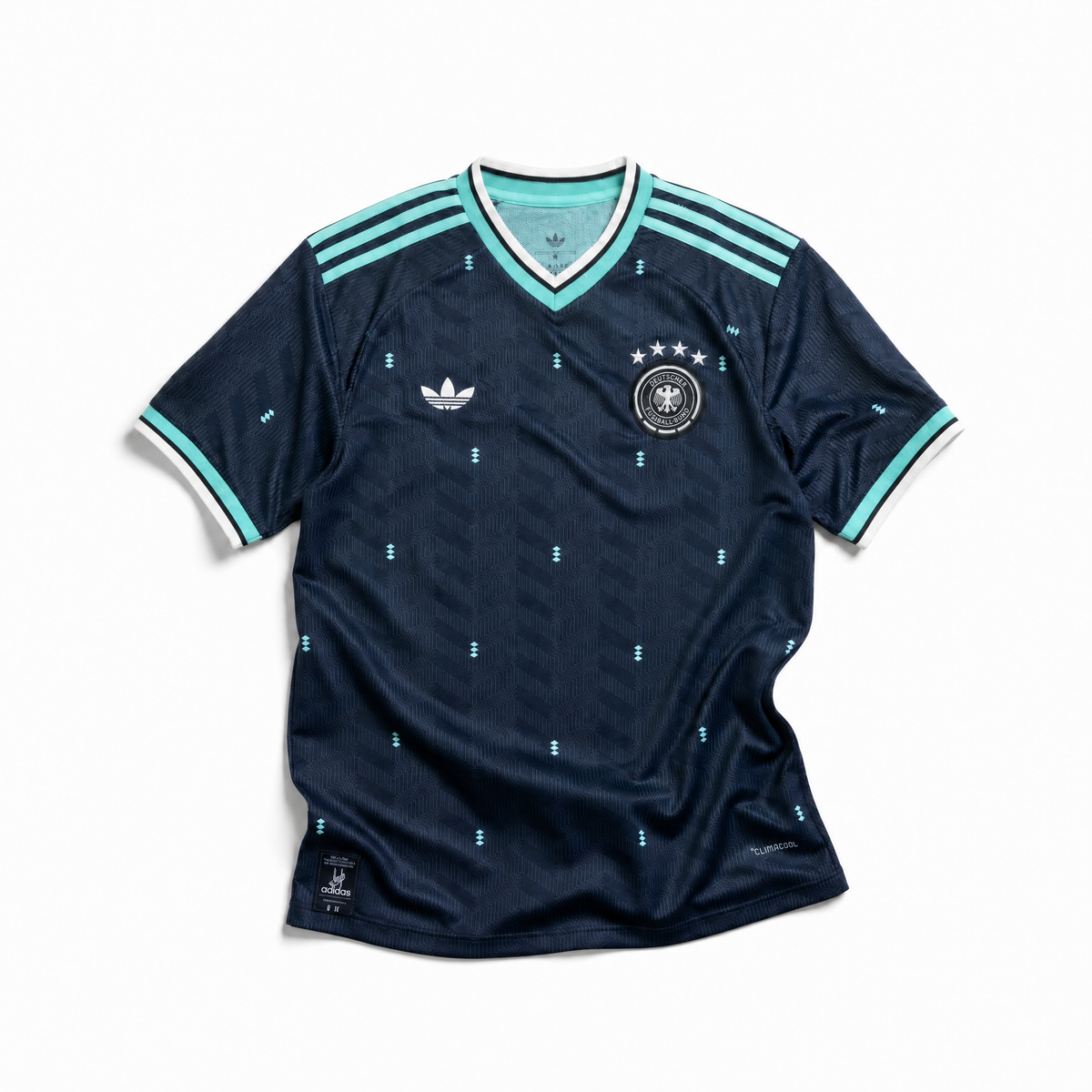 Fronte della maglia away della Germania 2026 verde scuro con dettagli menta sul colletto e stemma ricamato sul petto