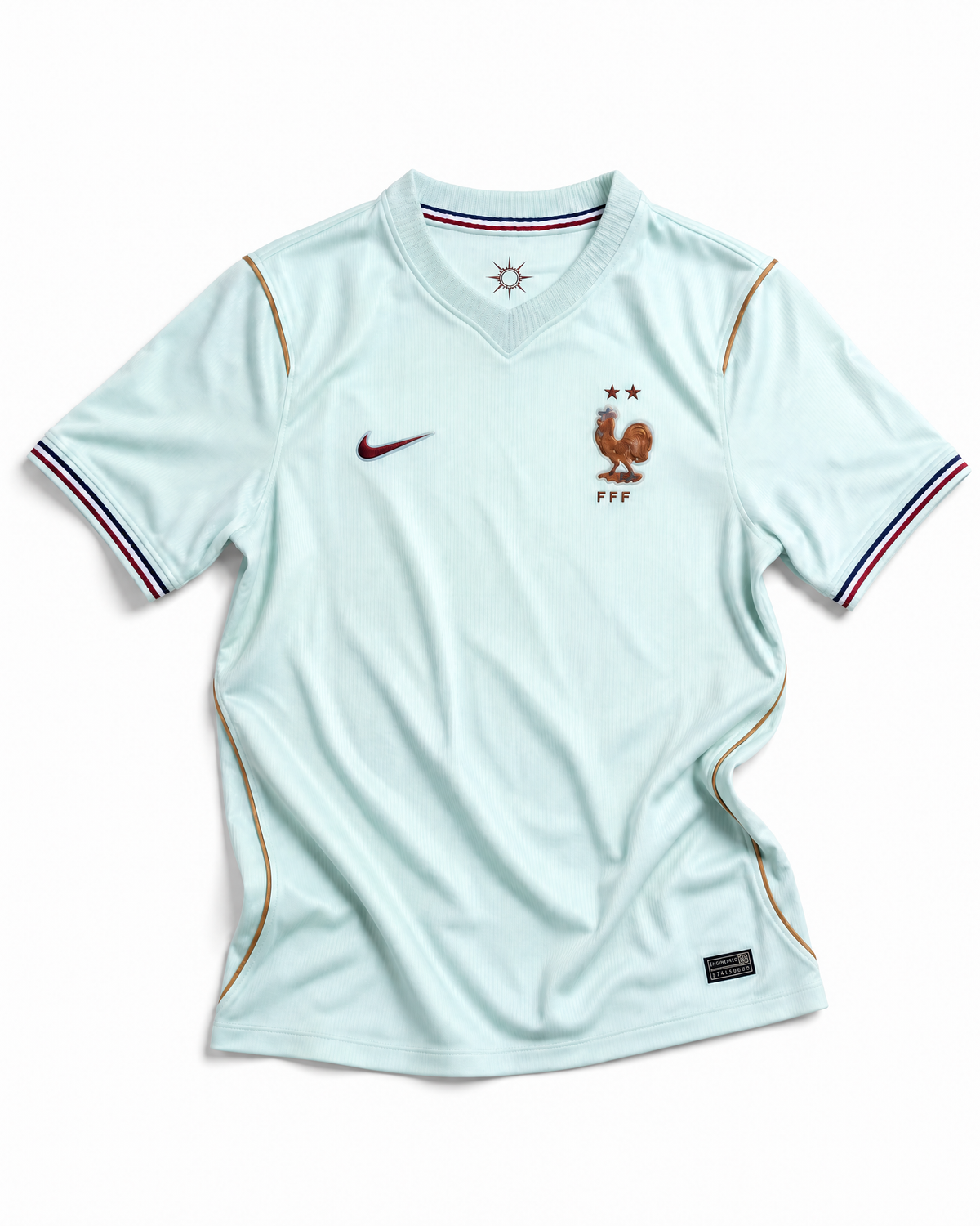Fronte della maglia bianca away della Francia 2026 con sottili righe verticali sfumate e stemma sul petto