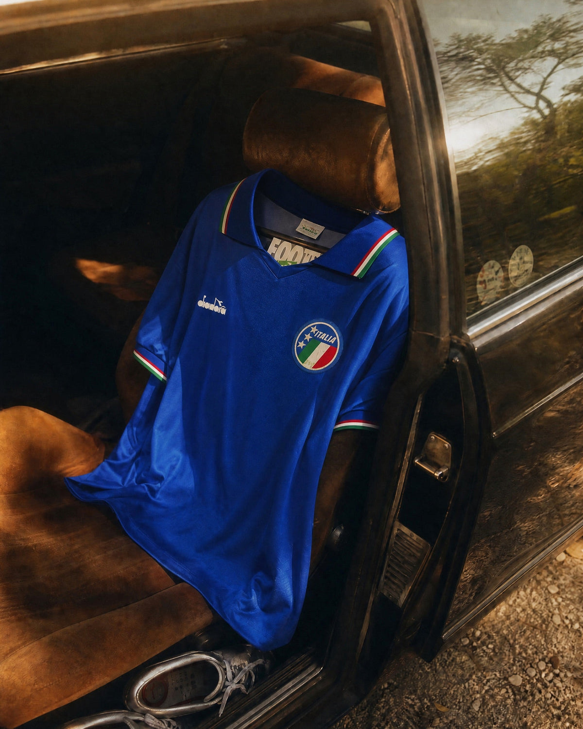 Dettaglio del ricamo tricolore sul colletto e stemma Italia 1990.