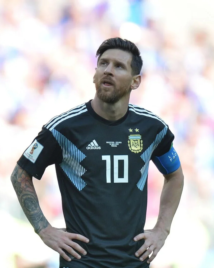Lionel Messi Argentina 2018 con maglia away nera durante partita