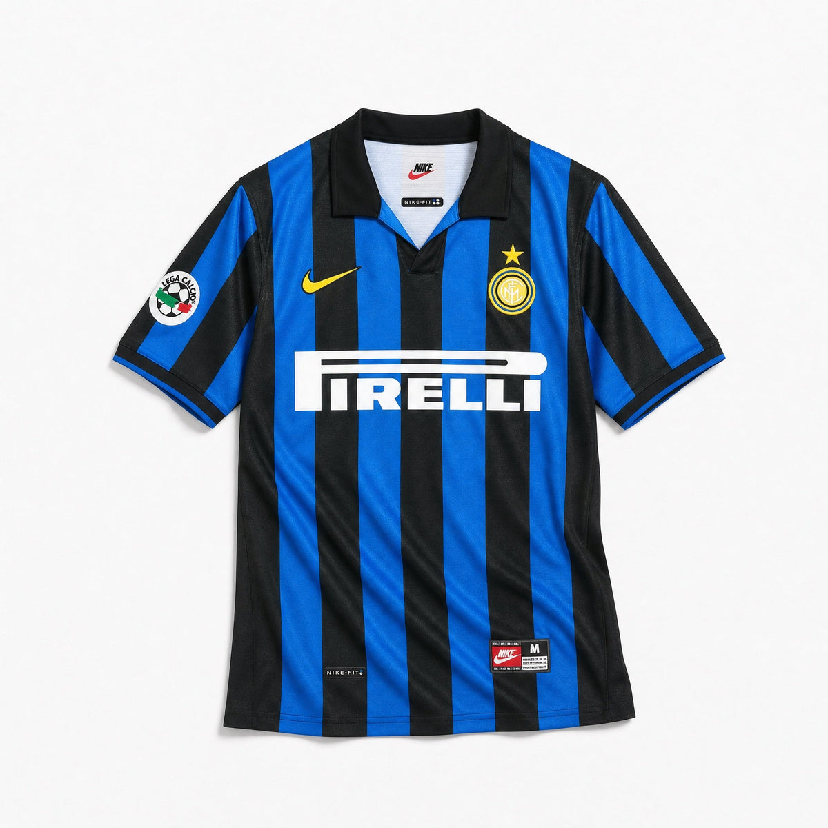 Dettaglio dello stemma dell'Inter con stella e trama del tessuto vintage 1998.