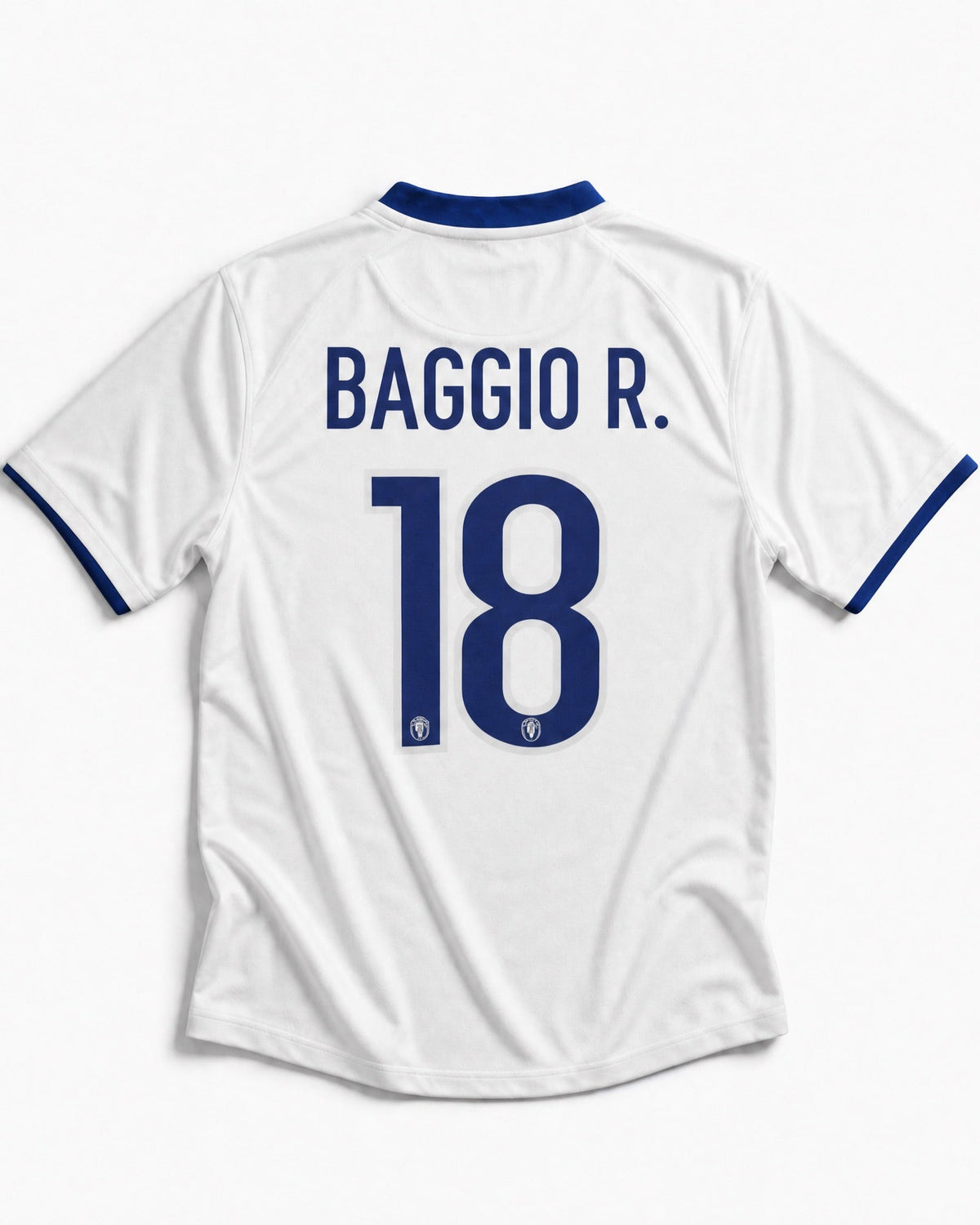 Retro maglia bianca Italia 1999/00 Baggio numero 18 blu con font originale.