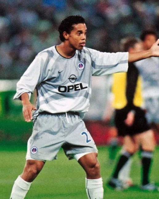 Ronaldinho con maglia PSG away 2001/02 durante partita ufficiale