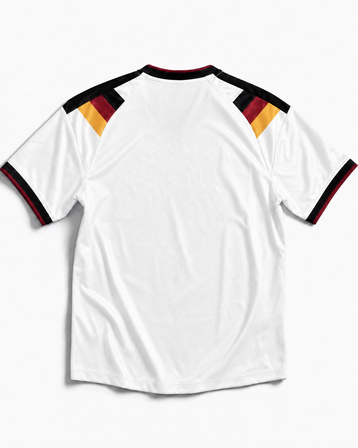 Vista posteriore della maglia bianca della nazionale tedesca 2026 con dettagli tricolore sul colletto