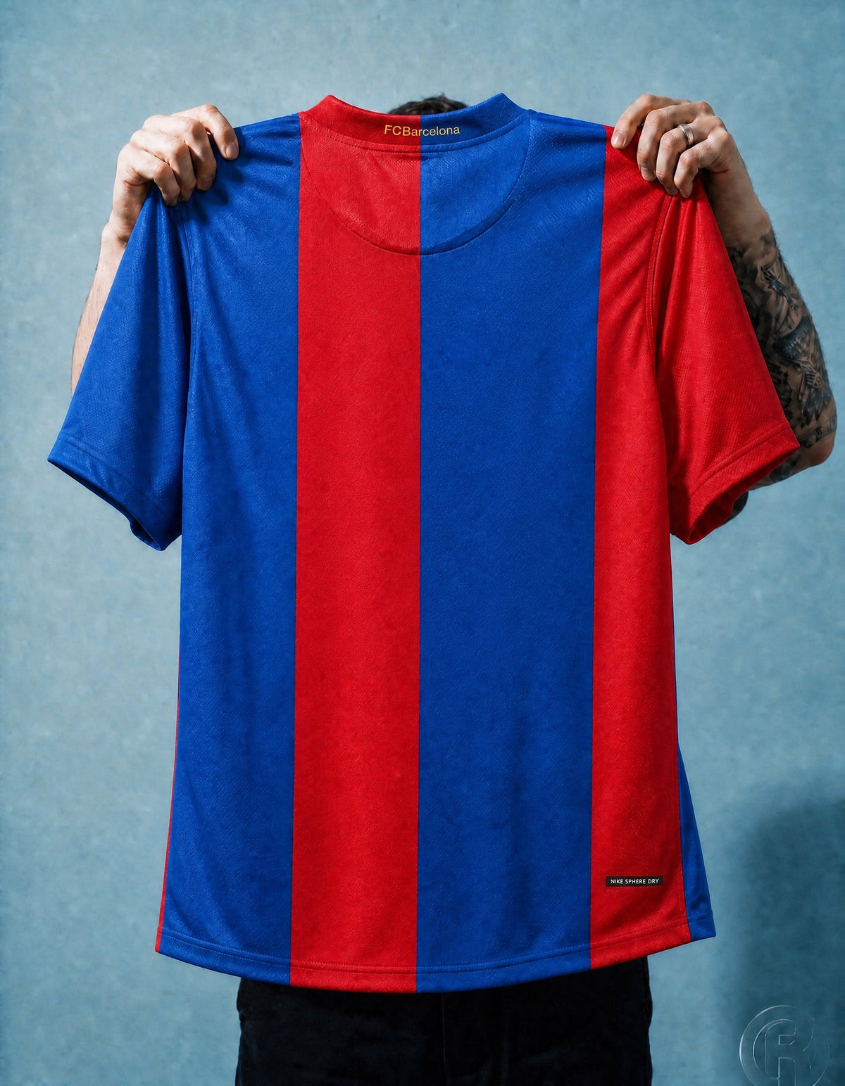 Modello indossa maglia Barcellona 2006/07 Messi home

