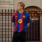 Tifoso indossa maglia Home Barcellona 2026/27 colori blaugrana