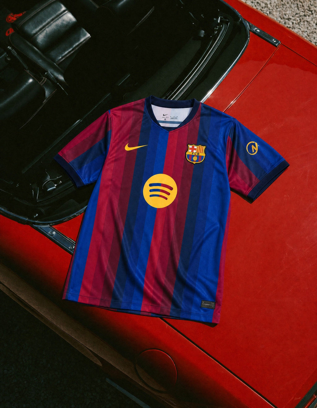 Maglia home Barcellona 2026/27 vista frontale su appendino