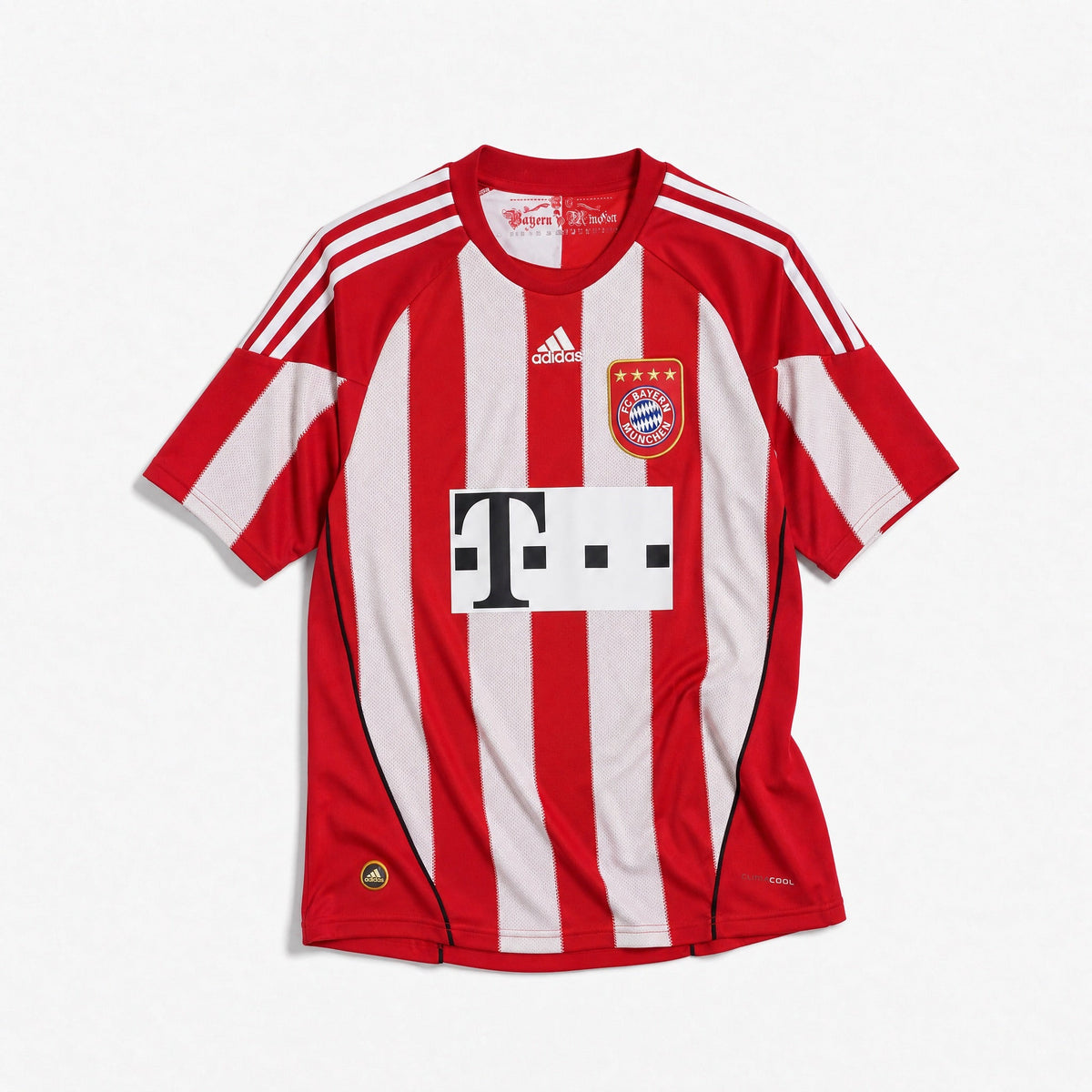 Fronte maglia Bayern Monaco Home 2010/11 a strisce verticali bianche e rosse con colletto girocollo.
