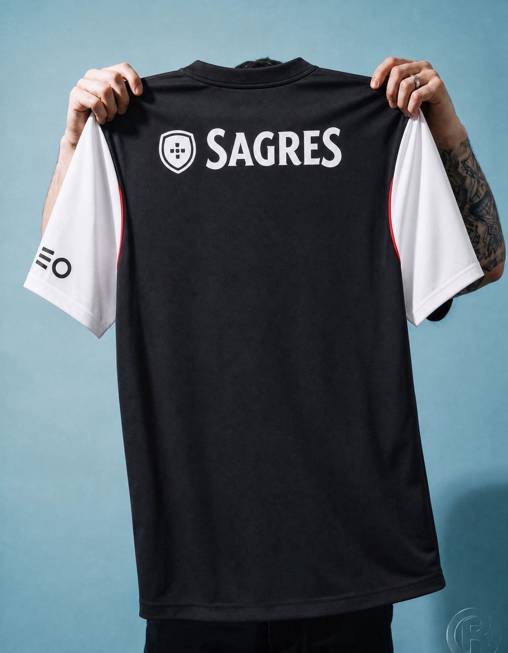 Dettaglio stemma Benfica e sponsor Moche su maglia away 2013/14

