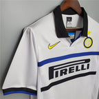 Dettaglio colletto nerazzurro su maglia da trasferta bianca Inter 1998/99.