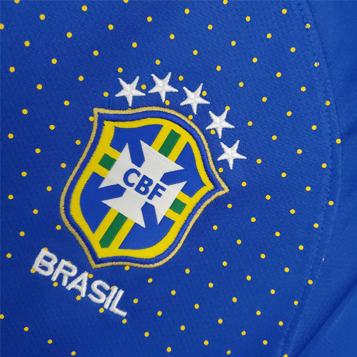 Dettaglio stemma Brasile su maglia Away 2010 blu