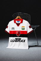 Flamengo jersey away 1995 dettaglio colletto rosso e design rétro
