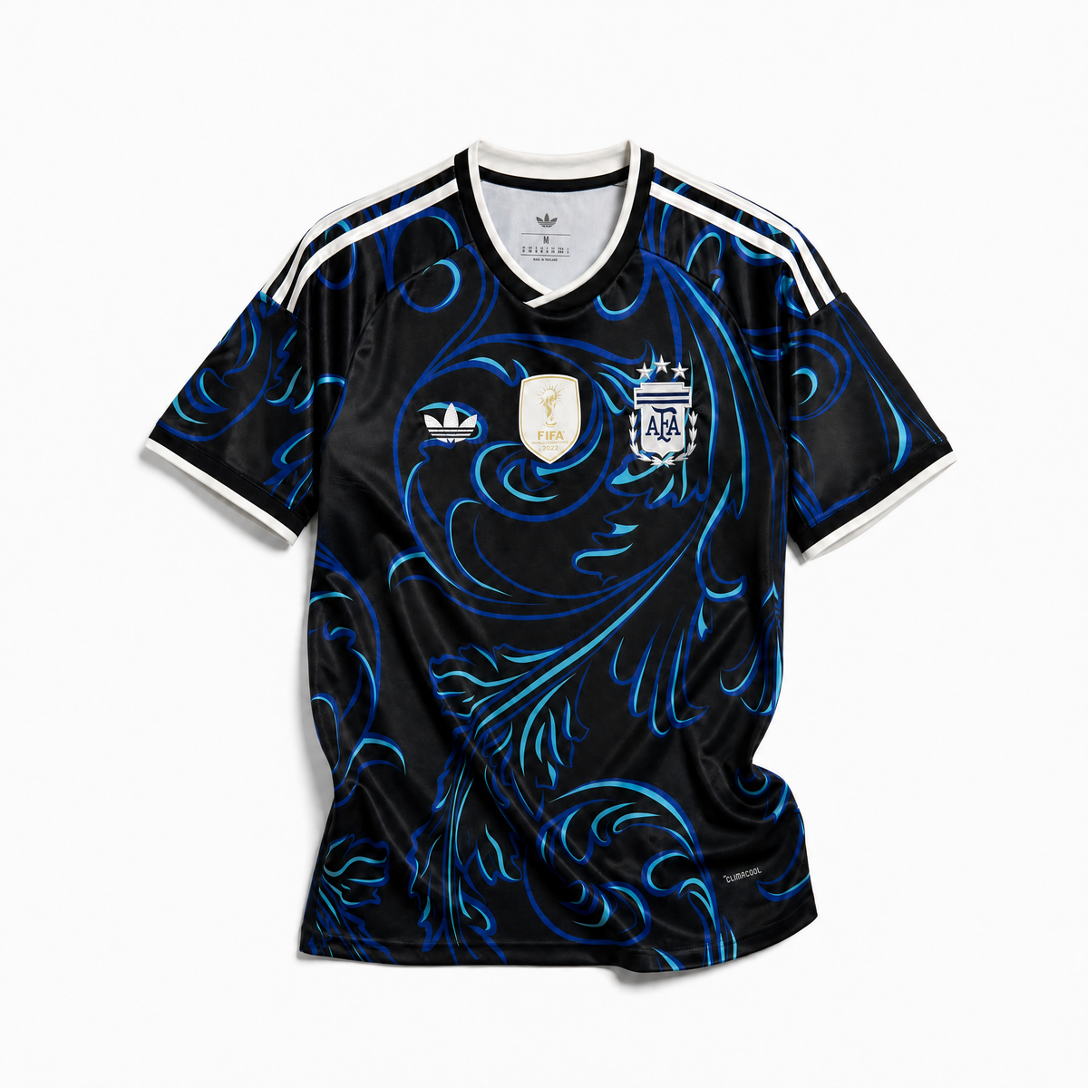 Fronte della maglia away dell'Argentina 2026 blu scuro con pattern astratto all-over e stemma a tre stelle ricamato

