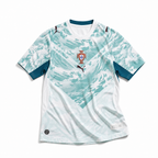 Fronte della maglia away del Portogallo 2026 bianca con pattern grafico azzurro ispirato alle azulejos e stemma centrale
