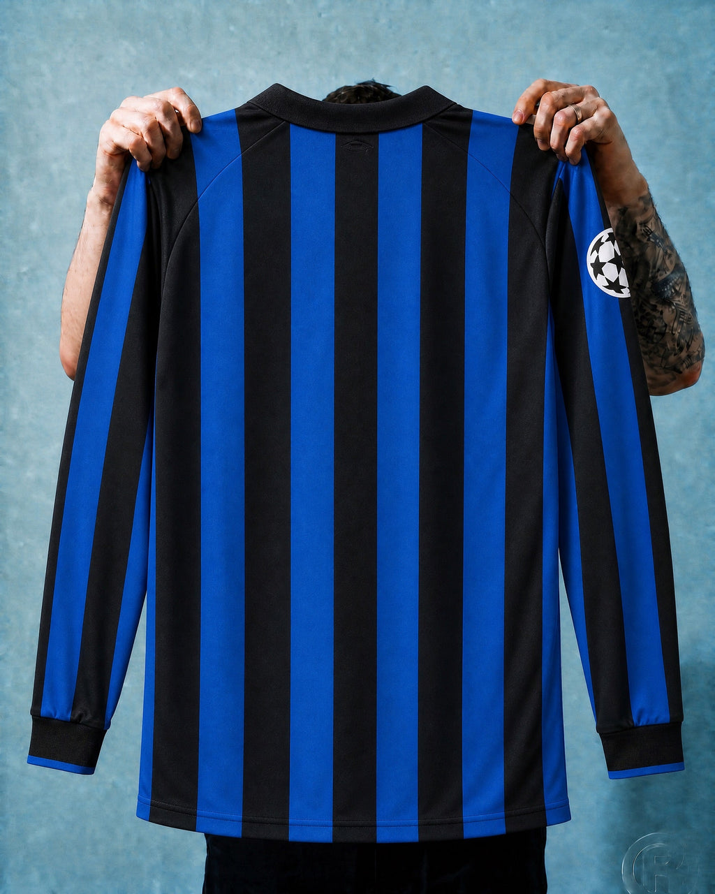 Dettaglio della manica lunga e della trama del tessuto nerazzurro vintage.