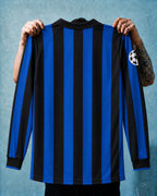 Dettaglio della manica lunga e della trama del tessuto nerazzurro vintage.