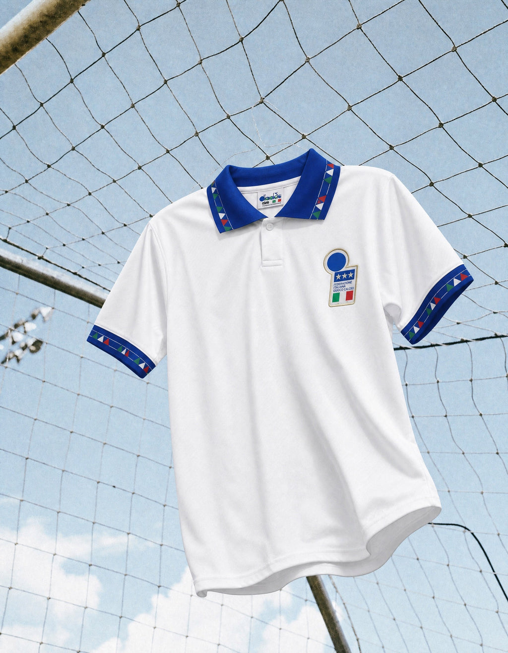 Dettaglio della trama jacquard bianca e del ricamo tricolore Italia 1994.