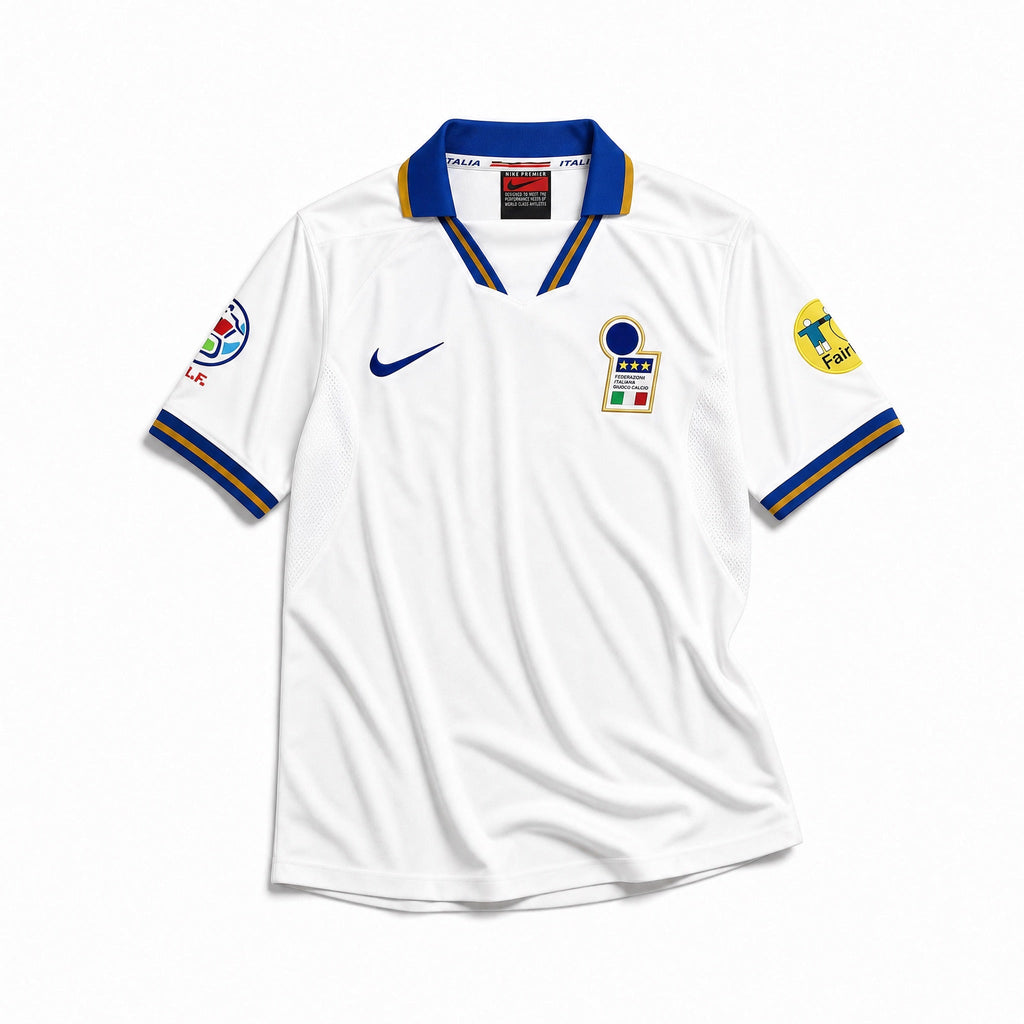 Fronte maglia away Italia 1996 con stemma FIGC e colletto azzurro/oro.
