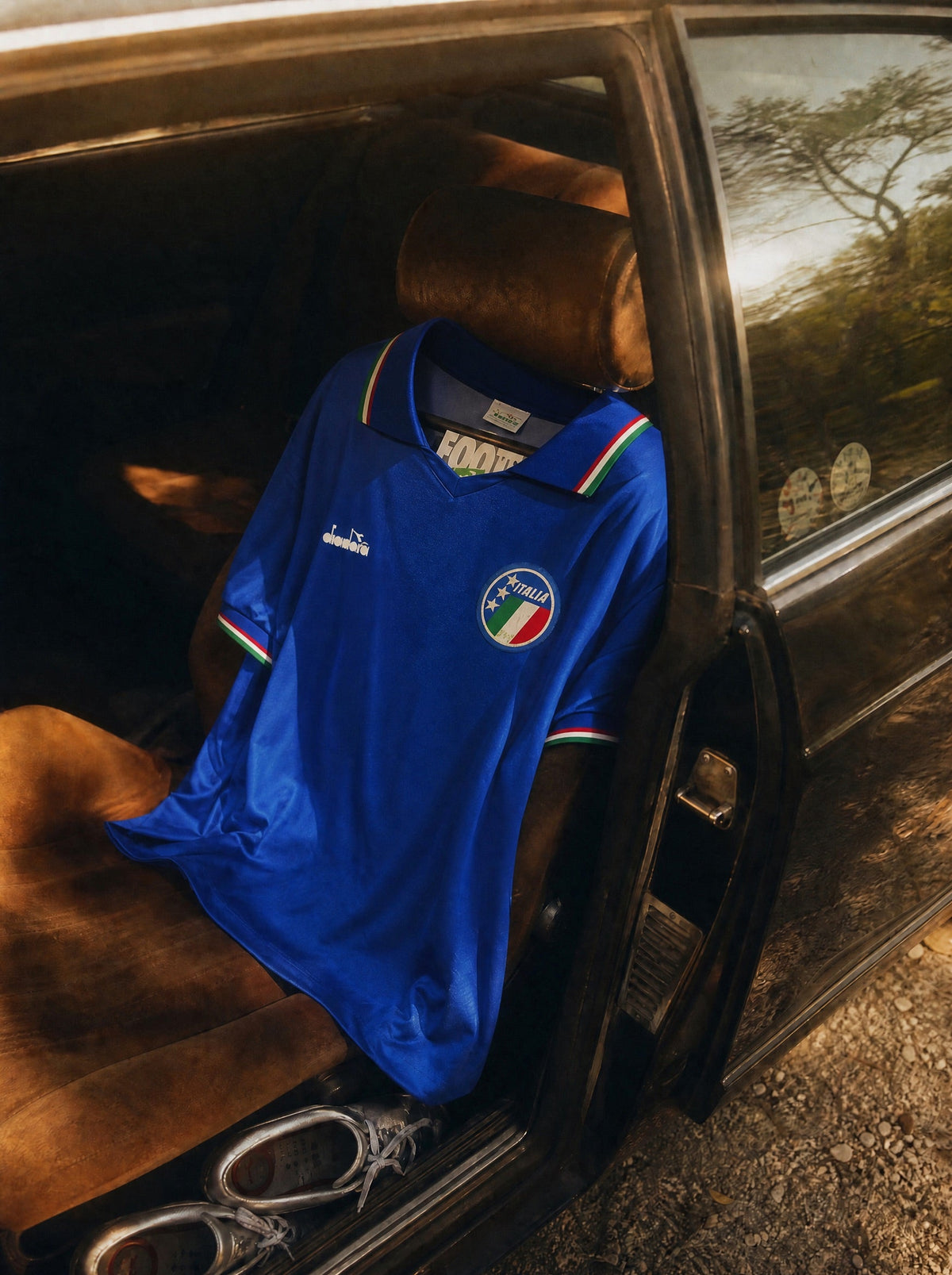 Fronte maglia home Italia 1990 con colletto a polo tricolore e stemma FIGC.