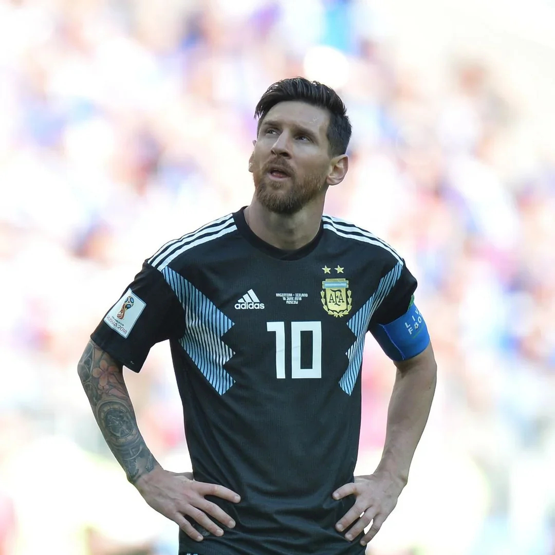 Lionel Messi Argentina 2018 con maglia away nera durante partita