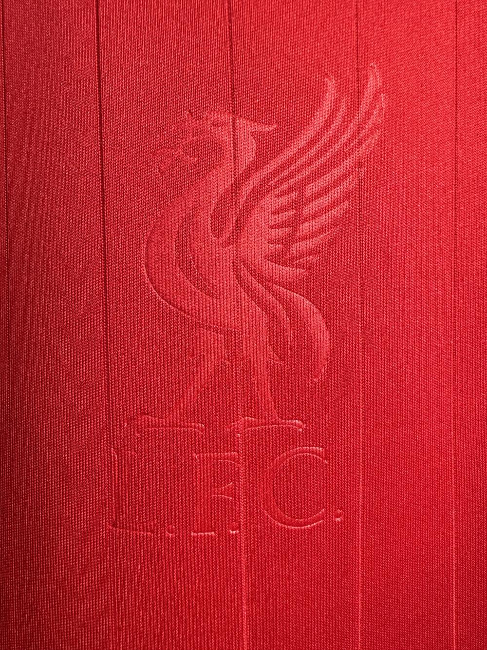 Logo LFC su maglia Liverpool dettaglio