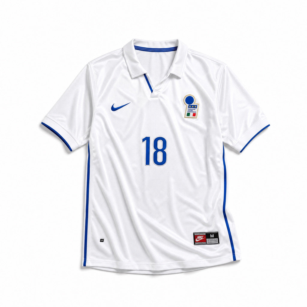 Roberto Baggio esulta con la maglia bianca della Nazionale a Francia '98.
