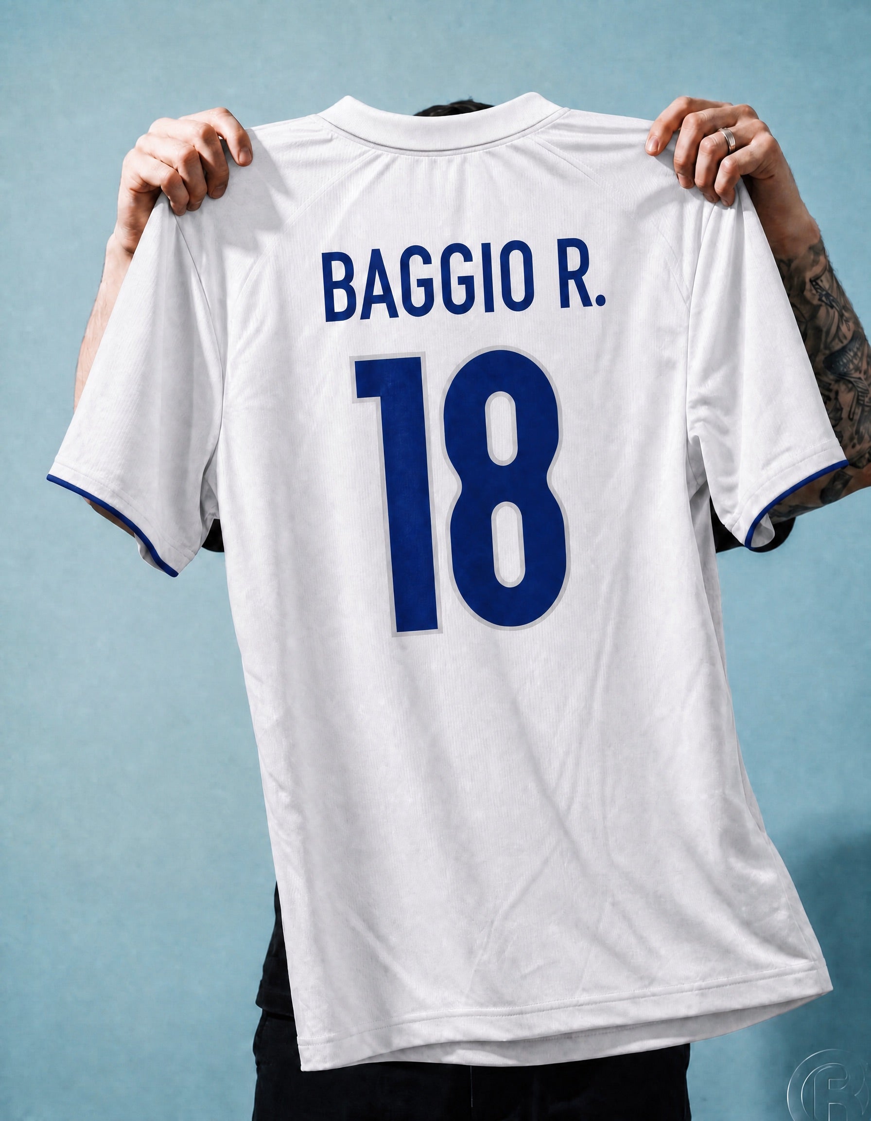 Fronte maglia away Italia 1998 con stemma FIGC e dettagli azzurri sul colletto