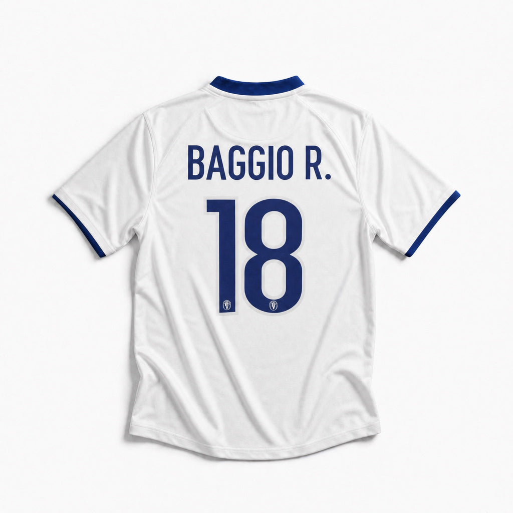 Retro maglia bianca Italia 1999/00 Baggio numero 18 blu con font originale.