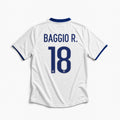 Retro maglia bianca Italia 1999/00 Baggio numero 18 blu con font originale.