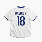 Retro maglia bianca Italia 1999/00 Baggio numero 18 blu con font originale.