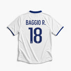 Retro maglia bianca Italia 1999/00 Baggio numero 18 blu con font originale.