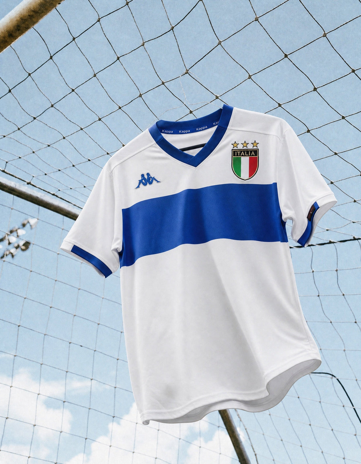 Retro maglia bianca Italia 1999/00 Baggio numero 18 blu con font originale.