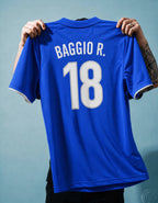 Fronte maglia home Italia 1998 con colletto a polo e stemma FIGC.