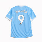 Dettaglio nome Haaland e numero 9 su maglia Manchester City azzurra 2026/27