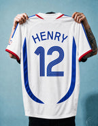 Maglia storica Francia 2006 dettaglio numero 12 in mano