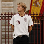Lamine Yamal indossa la maglia Spagna Away 2026 World Cup Winner.