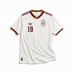 Maglia Lamine Yamal Spagna Away 2026 World Cup Winner vista frontale con design bianco e dettagli rossi, gialli e blu.