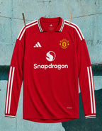 Maglia home Manchester United 2026/27 manica lunga vista frontale su manichino