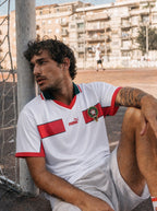 Modello che indossa la Maglia Away Marocco 1998 World Cup durante servizio fotografico lifestyle.