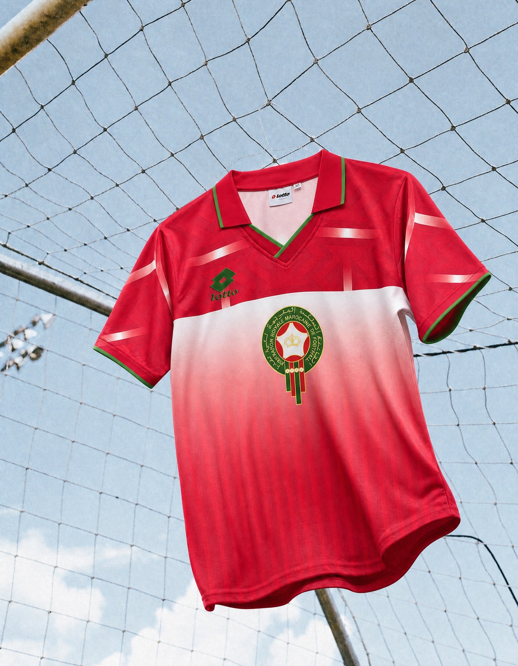 Maglia Home Marocco 1994 World Cup appesa con design storico.