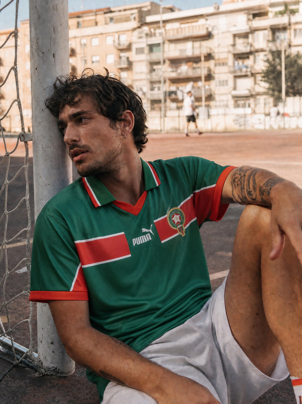 Modello che indossa la Maglia Home Marocco 1998 World Cup durante servizio fotografico lifestyle.