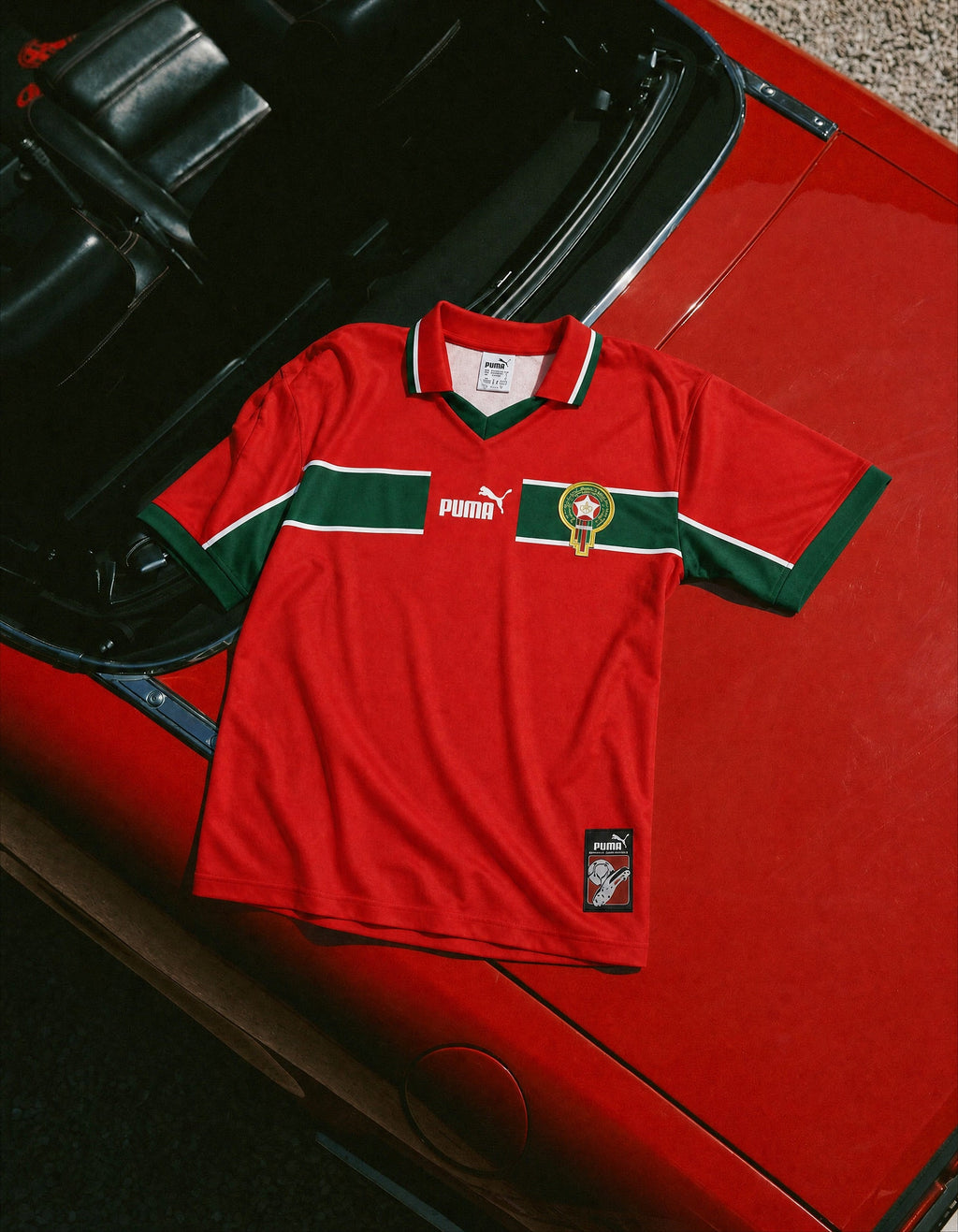Maglia Third Marocco 1998 World Cup appesa con vista completa del design.