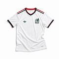 Maglia away Messico Coppa del Mondo 2026 — vista frontale, colore bianco con colletto a V in verde e rosso, stemma nazionale sul petto sinistro