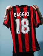 Dettaglio dello stemma del Milan con stella dorata e patch Scudetto tricolore.