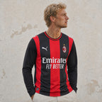 Maglia home manica lunga Milan 2026/27 vista frontale strisce rosso-nere