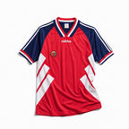 Norvegia Maglia Home 1994 World Cup vista frontale con design rosso, maniche blu e dettagli geometrici bianchi.