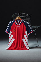 Norvegia Maglia Home 1994 World Cup esposta su manichino con vista frontale e dettagli retrò.