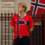 Modello che indossa la Norvegia Maglia Home 1997/98 World Cup mostrando la vestibilità e lo stile retrò.